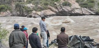 Dos personas desaparecen en Ayacucho tras caída de camioneta a río