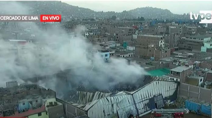 Incendio arrasa con almacén de plásticos y afecta viviendas en Barrios Altos