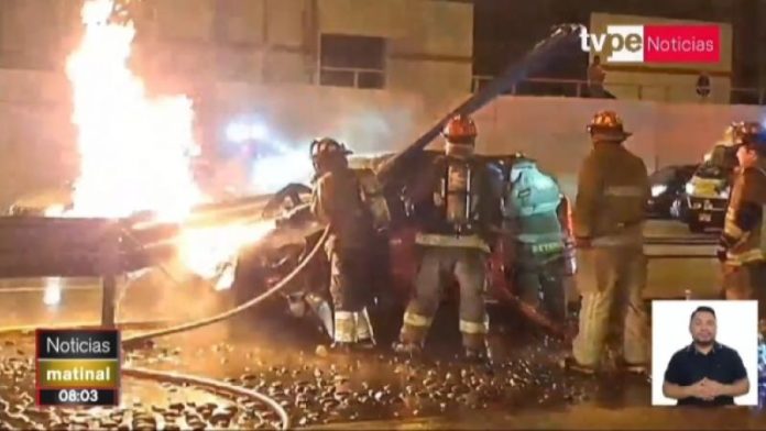 Muere conductor tras incendiarse vehículo al chocar contra muro en La Victoria