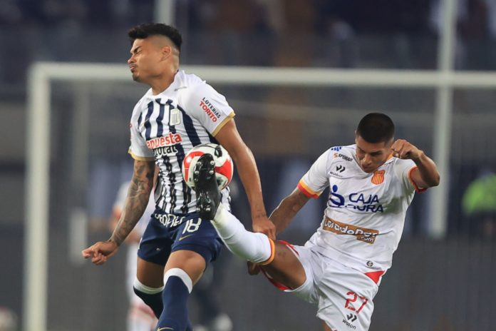 Hernán Barcos defiende a de Santis y asegura que Alianza Lima seguirá fuerte.