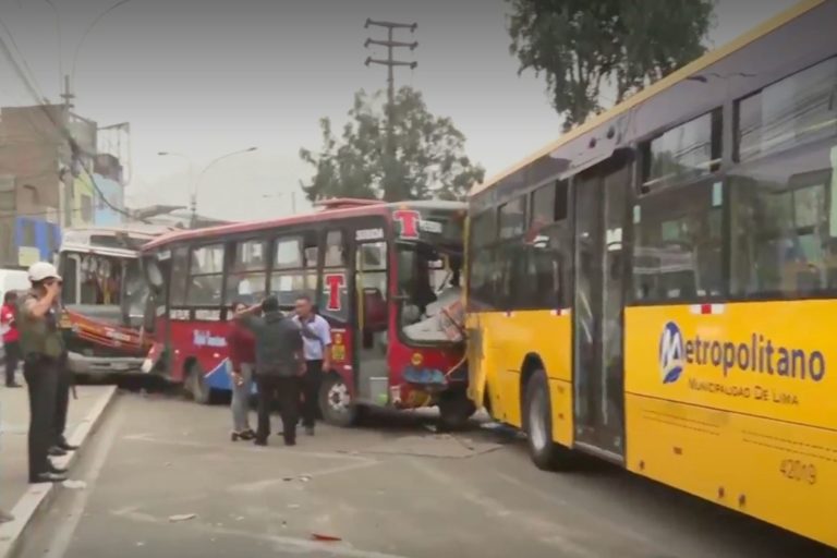 Al menos 12 heridos tras choque múltiple en avenida Túpac Amaru Al menos 12 heridos tras choque múltiple en avenida Túpac Amaru