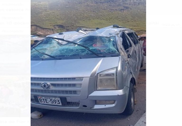 Miniván con docentes de Lircay a bordo sufrió un accidente Miniván con docentes de Lircay a bordo sufrió un accidente