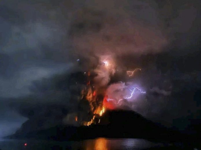 Indonesia en alerta máxima: El volcán Ruang ruge y obliga a la evacuación de 800 personas.