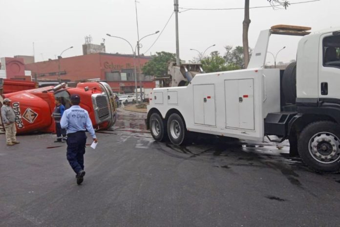 Tránsito normalizado en Plaza Unión tras retirada de tráiler volcado por una grúa