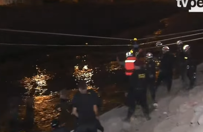 Rescatan cuerpo de menor que cayó al río Rímac