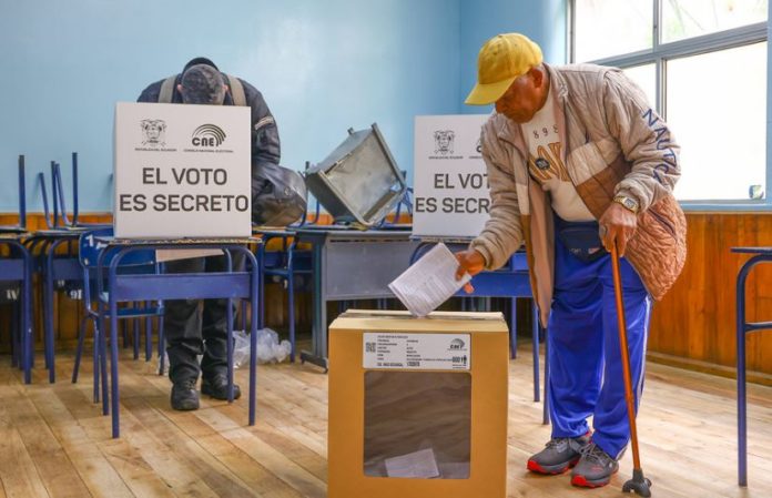Ecuatorianos dicen “sí” a Noboa en referéndum