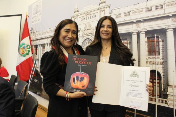 USMP TV y su equipo femenino reciben distinción del Congreso