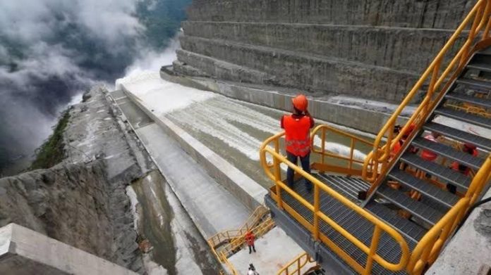 Suspenden labores por crisis energética