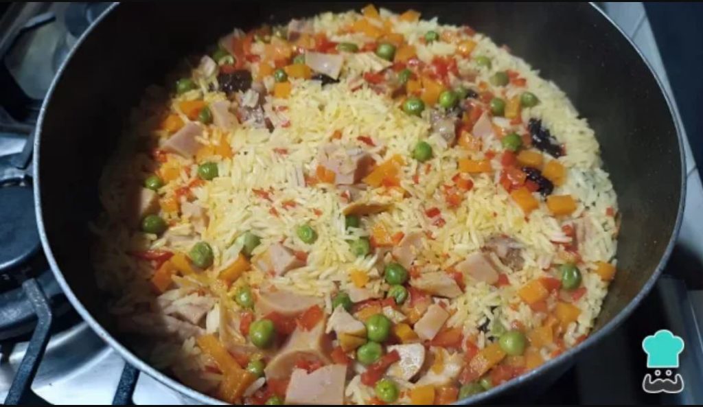 A comer un arroz relleno peruano - El Men