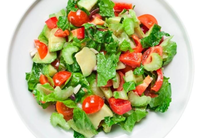 ensalada de apio, tomate y palta