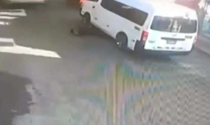 Estudiante en UCI luego de caída desde cúster en marcha en Arequipa