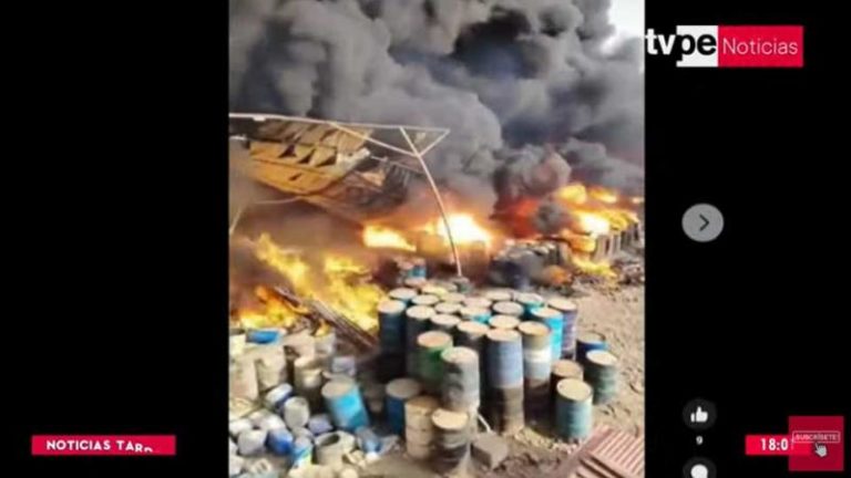 Incendio arrasa fábrica en Carabayllo