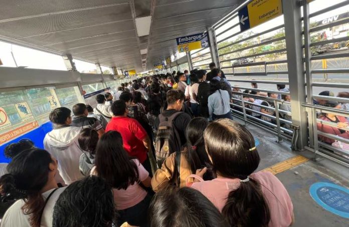 Estaciones del Metropolitano experimentan largas filas y retrasos