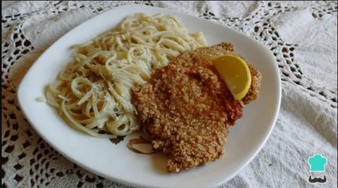 milanesa de cerdo con fideos