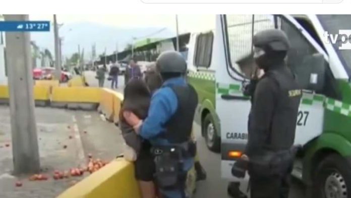 Mujer en Chile desarma a guardia y causa heridas a dos personas