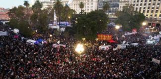 Marcha masiva defiende universidad pública en Argentina