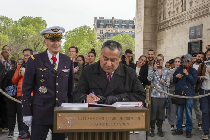 Llegada del Jefe del Gabinete a Francia para participar en Reunión del Consejo Ministerial