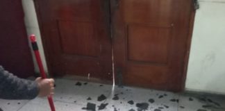 Seguidores del ex alcalde Arturo Fernández dañan puerta del palacio municipal en Trujillo