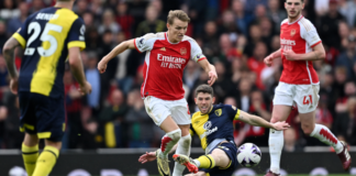 Arsenal golea y se aferra al liderato de la Premier League