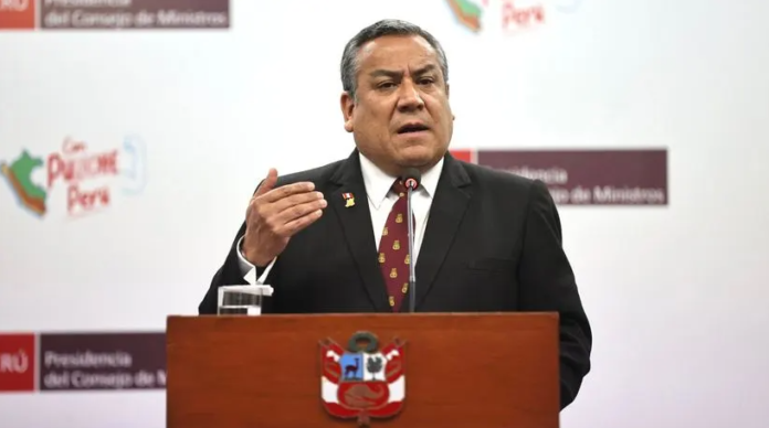 Gustavo Adrianzén apoya otorgarle pensión a expresidentes