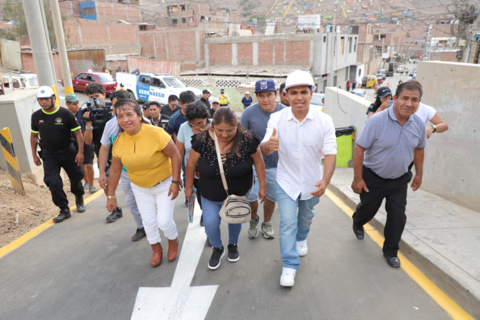 Alcalde Franco Vidal entrega más pistas, veredas y escaleras en Ate