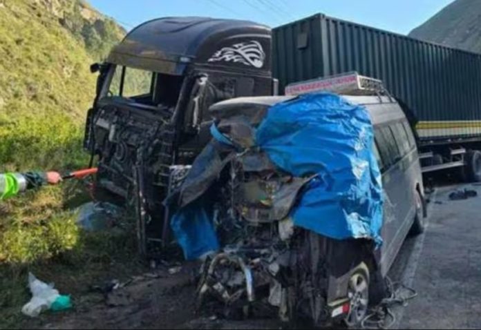 Combi choca con trailer y deja cinco muertos