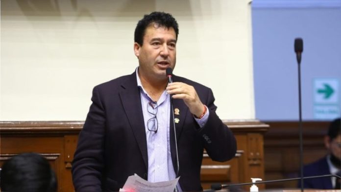 Congresista Edwin respalda a Dina Boluarte por caso 'Rolex'