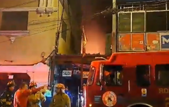 Cercado de Lima: Incendio de gran magnitud consume galería