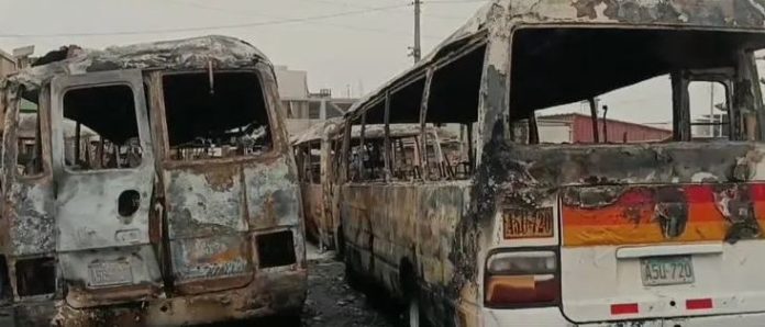 Incendio devora 20 carros en SJM Incendio devora 20 carros en SJM