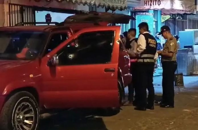 Los acribillan en camioneta