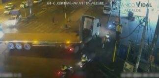 Policía detiene a camión a balazos