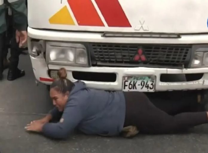 Se mete debajo de custer para evitar ir a depósito Se mete debajo de custer para evitar ir a depósito