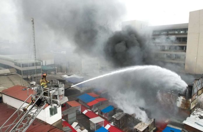 Soldadores habrían causado incendio en Mesa Redonda