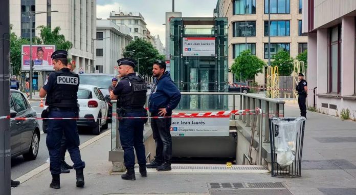 Sujeto acuchilló a tres en metro de Francia