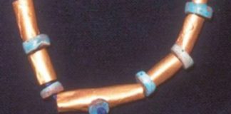 Collar de oro de una civilización antigua fue encontrado en el Perú