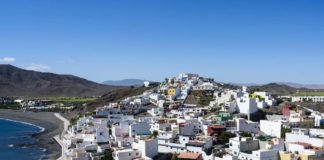 El pueblo de canarias que se encuentra en una playa volcánica
