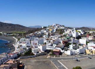 El pueblo de canarias que se encuentra en una playa volcánica