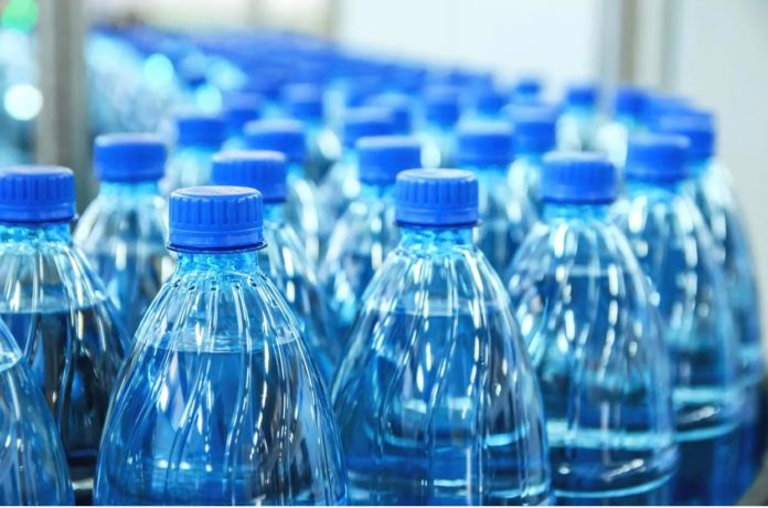 Agua embotellada es más peligrosa de lo que se pensaba