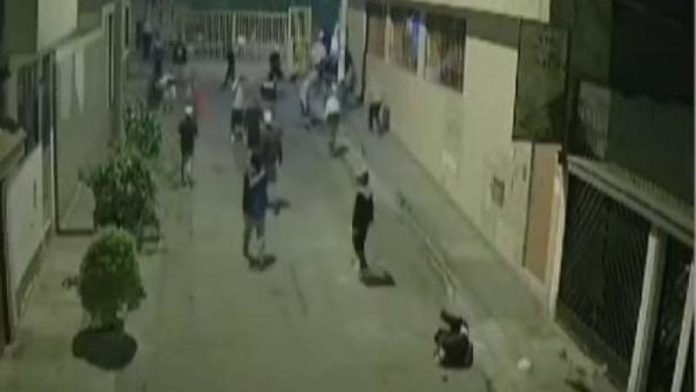 Joven golpeado por barristas en SJM podría perder una mano