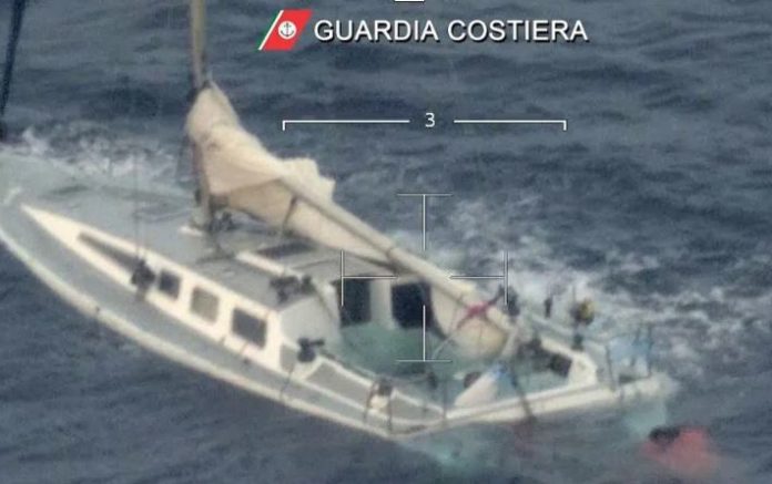 50 desaparecidos tras naufragio en Italia