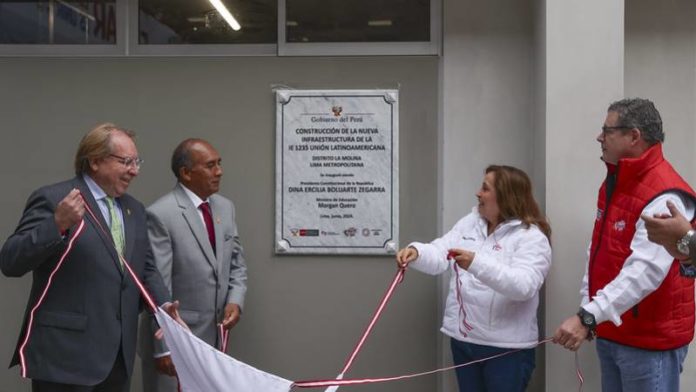 Dina Boluarte inagura colegio protegida por francotiradores y policías