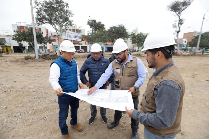 Alcalde Alex Callán inspecciona avance de obra en Boulevard Simón Bolívar