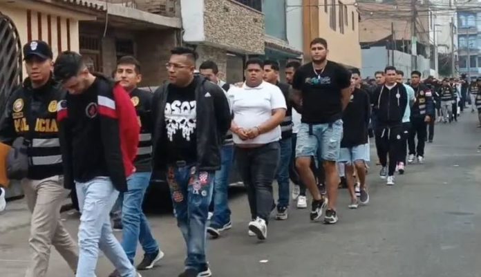 Allanan búnker y detienen a 183 personas