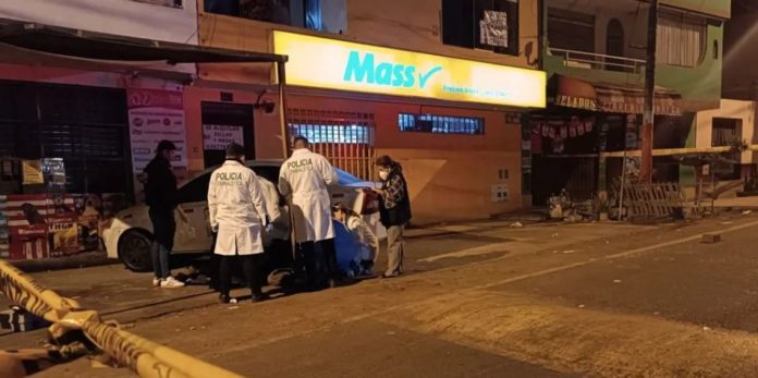 Balean a venezolano dentro de su auto