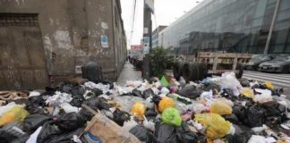 Centro de Lima cumple tercer día inundado de basura