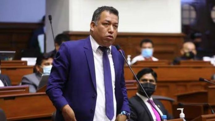 Acción Popular confirma expulsión de Darwin Espinoza