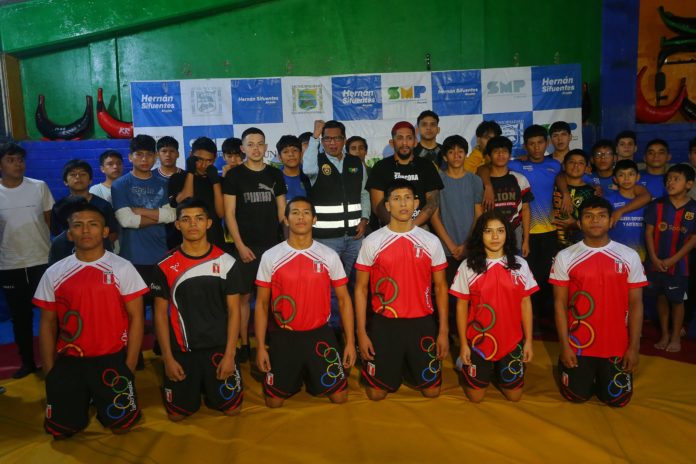 Alcalde de SMP y luchador de la UFC impulsan talleres deportivos gratuitos para prevenir la delincuencia