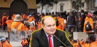 Las trabajadoras de limpieza que fueron despedidas por la gestión del alcalde Rafael López Aliaga fueron reprimidas con gases lacrimógenos