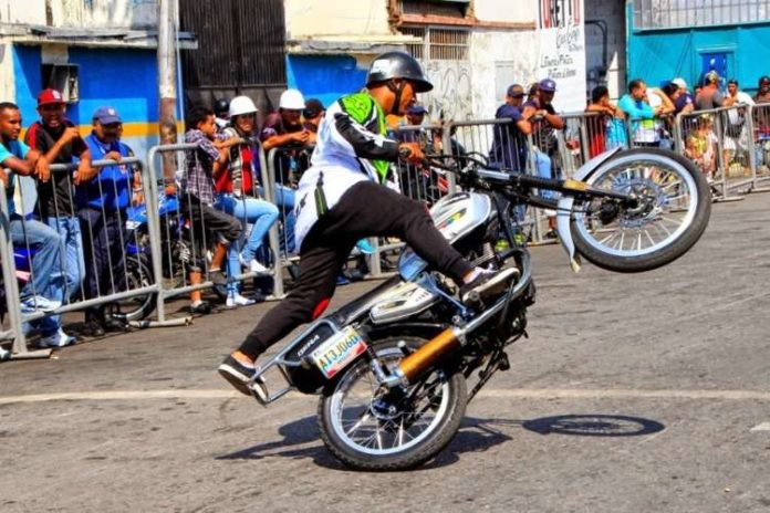Maduro declara las piruetas en moto como un deporte nacional Maduro declara las piruetas en moto como un deporte nacional