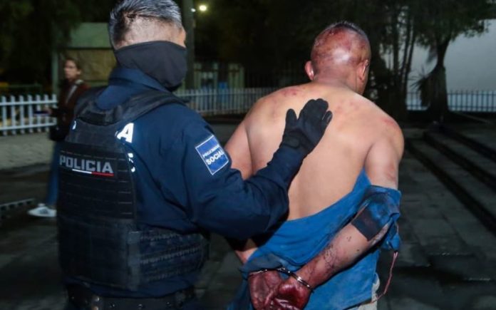 Mató a sus vecinos por ‘tonear’ en la calle